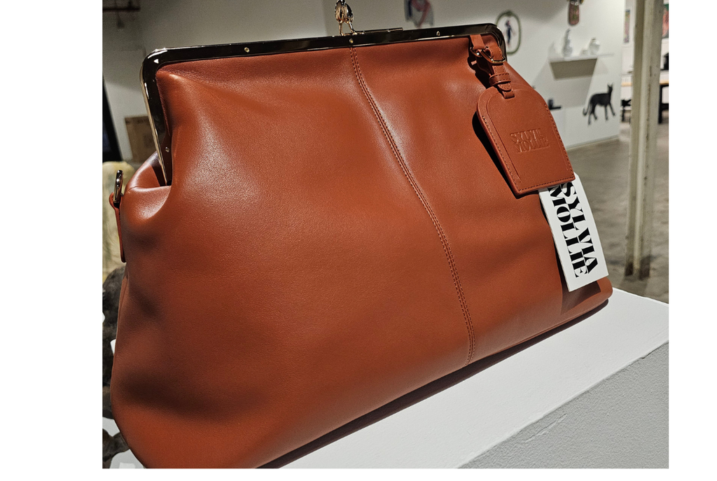 Tan cognac leather kiss-lock handbag