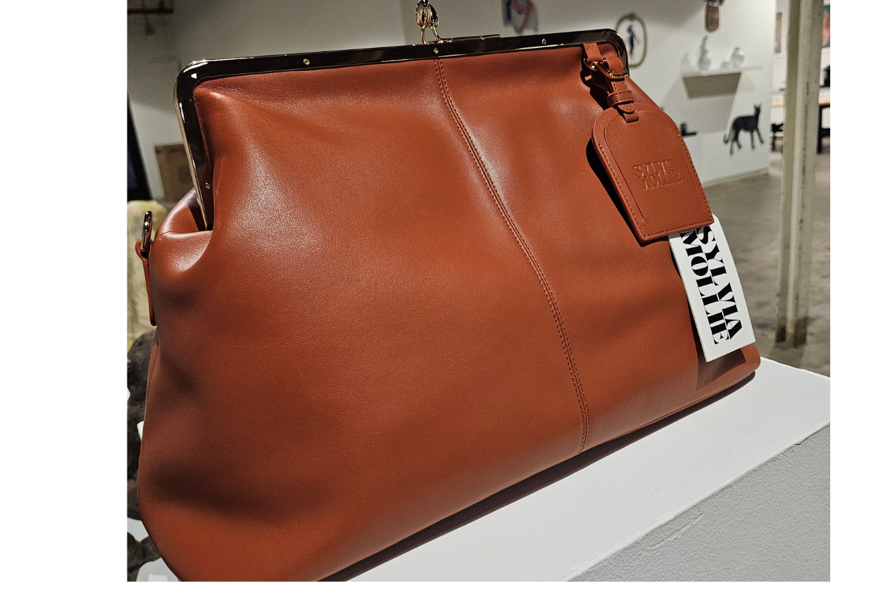 Tan cognac leather kiss-lock handbag