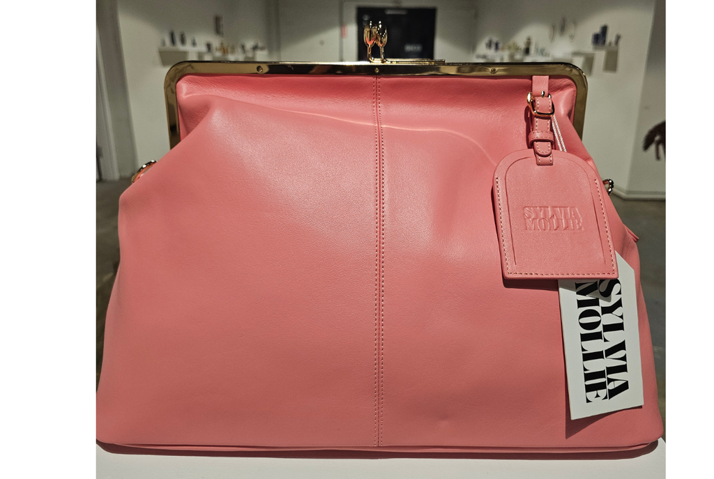 Pank leather kiss-lock handbag with an embossed hangtag