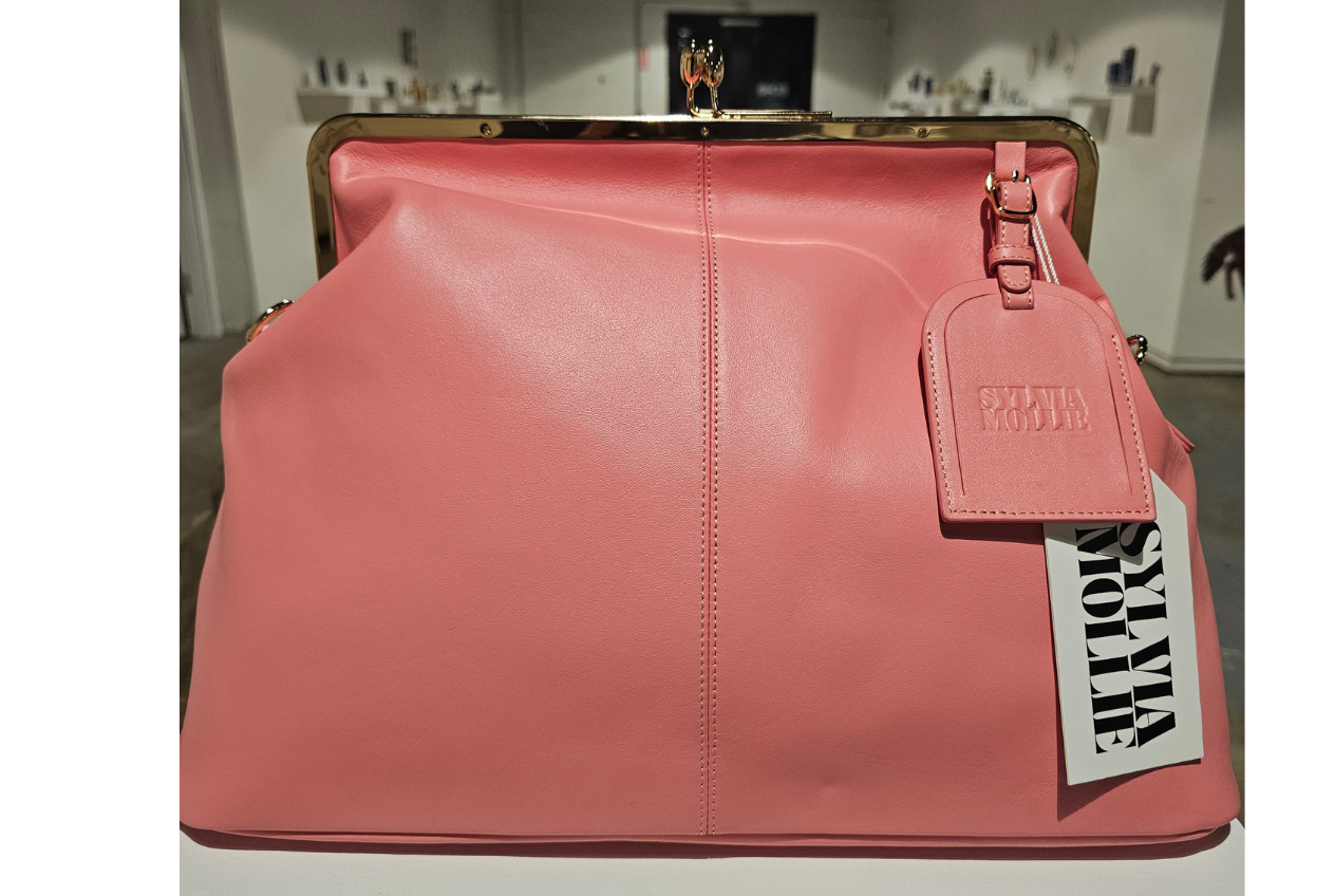 Pank leather kiss-lock handbag with an embossed hangtag
